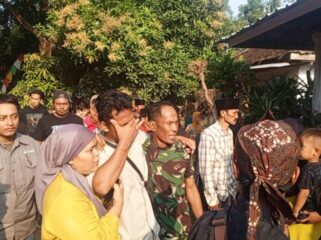 Pihak keluarga dan warga sekitar menyambut kedatangan jenazah bocah yang diduga dianiaya tetangganya. 
