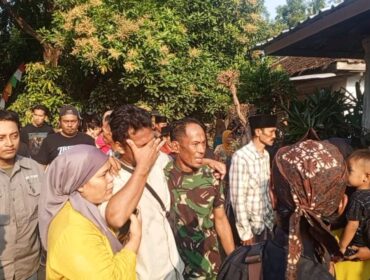 Pihak keluarga dan warga sekitar menyambut kedatangan jenazah bocah yang diduga dianiaya tetangganya. 
