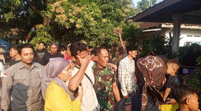 Pihak keluarga dan warga sekitar menyambut kedatangan jenazah bocah yang diduga dianiaya tetangganya. 
