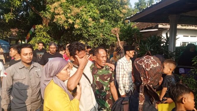 
					Pihak keluarga dan warga sekitar menyambut kedatangan jenazah bocah yang diduga dianiaya tetangganya. 
