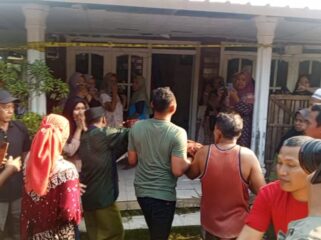 Keluarga dan warga berkumpul di rumah duka, bocah yang tewas dianiaya oleh tetangganya. 