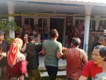 Keluarga dan warga berkumpul di rumah duka, bocah yang tewas dianiaya oleh tetangganya. 