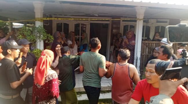 Keluarga dan warga berkumpul di rumah duka, bocah yang tewas dianiaya oleh tetangganya. 