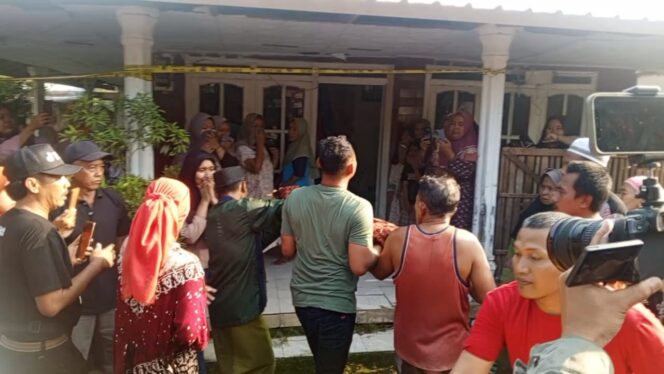 
					Keluarga dan warga berkumpul di rumah duka, bocah yang tewas dianiaya oleh tetangganya. 
