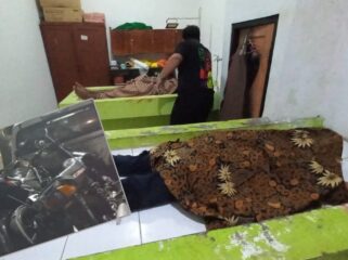 LAKA MAUT: Jasad korban meninggal di jalan raya Desa Patalan, Kecamatan Wonomerto, Kabupaten Probolinggo berada di kamar jenazah RSUD dr. Moh. Saleh. Insert: Kondisi kendaraan yang terlibat tabrakan. (foto: Hafiz Rozani).
