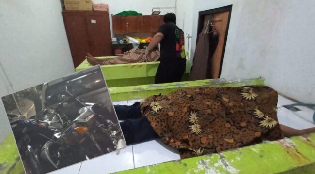 LAKA MAUT: Jasad korban meninggal di jalan raya Desa Patalan, Kecamatan Wonomerto, Kabupaten Probolinggo berada di kamar jenazah RSUD dr. Moh. Saleh. Insert: Kondisi kendaraan yang terlibat tabrakan. (foto: Hafiz Rozani).
