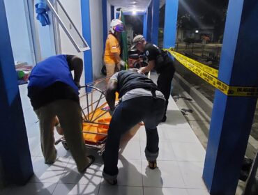 EVAKUASI: Anggota Inafis Polres Probolinggo Kota dan petugas ambulans saat mengevakuasi jasad korban. (foto: Hafiz Rozani).