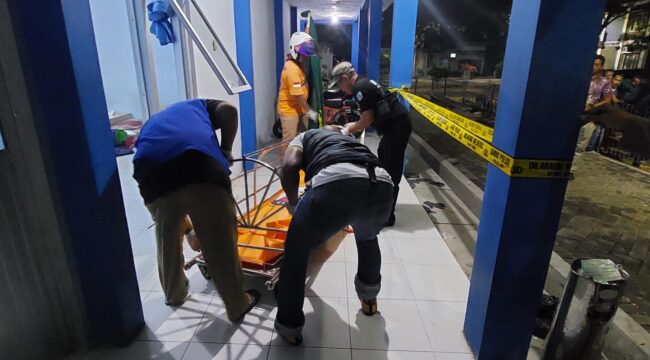 EVAKUASI: Anggota Inafis Polres Probolinggo Kota dan petugas ambulans saat mengevakuasi jasad korban. (foto: Hafiz Rozani).