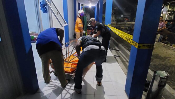
					EVAKUASI: Anggota Inafis Polres Probolinggo Kota dan petugas ambulans saat mengevakuasi jasad korban. (foto: Hafiz Rozani).