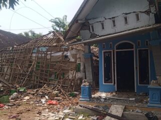 Kondisi rumah terduga pelaku pembunuhan bocah usai dirusak. 