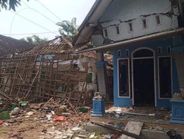 Kondisi rumah terduga pelaku pembunuhan bocah usai dirusak. 
