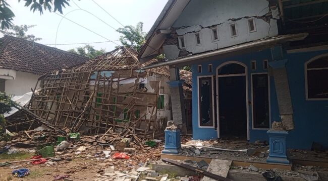 Kondisi rumah terduga pelaku pembunuhan bocah usai dirusak. 