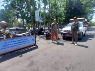 DITUTUP: Petugas Satpol PP Kota Probolinggo berjaga di area alun-alun untuk mencegah pedagang berjualan. (foto: Hafiz Rozani).