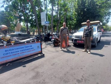 DITUTUP: Petugas Satpol PP Kota Probolinggo berjaga di area alun-alun untuk mencegah pedagang berjualan. (foto: Hafiz Rozani).