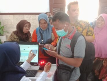 RAMAI: Suasana keramaian naik turun penumpang di stasiun Jember, Senin(11/08/25) siang. (foto: dok. Humas KAI Daop 9 Jember).