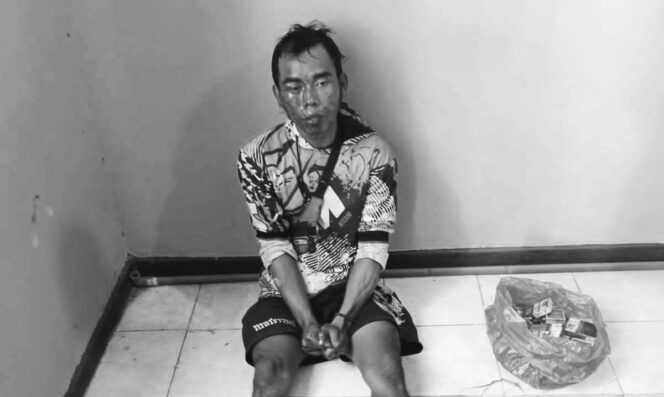 
					BABAK BELUR: Kondisi Imron, pelaku pencurian rokok di Kelurahan Patokan, Kecamatan Kraksaan, Kabupaten Probolinggo, saat diamankan ke kantor kepolisian. (foto: Ali Ya'lu).