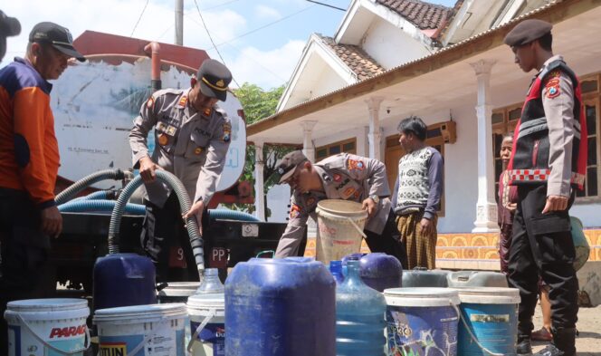 
					DROPING: Anggota Polres Probolinggo dan BPBD saat menyalurkan bantuan air bersih bagi warga Desa Rejing, Kecamatan Tiris. (foto: Bag. Humas Polres Probolinggo).
