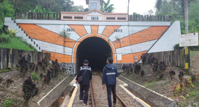 
					TUA: Dua petugas Direktorat Jenderal Perkeretaapian (DJKA) saat meninjau Terowongan Mrawan yang ada di Desa Sidomulyo, Kecamatan Silo  Kabupaten Jember. (Foto: Dok Humas DJKA).