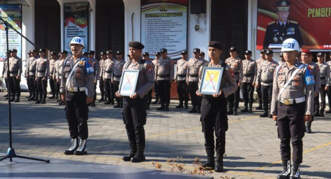 
					DIPECAT: Prosesi PTDH terhadap 2 anggota Polres Probolinggo Kota, Senin (11/8/25) pagi. (Foto: Istimewa)