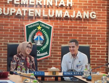 Bupati Indah Amperawati bersama Kepala Balai Teknik Perkeretaapian (BTP) Kelas I Surabaya, Denny Michels Adlan. (Foto Istimewa.