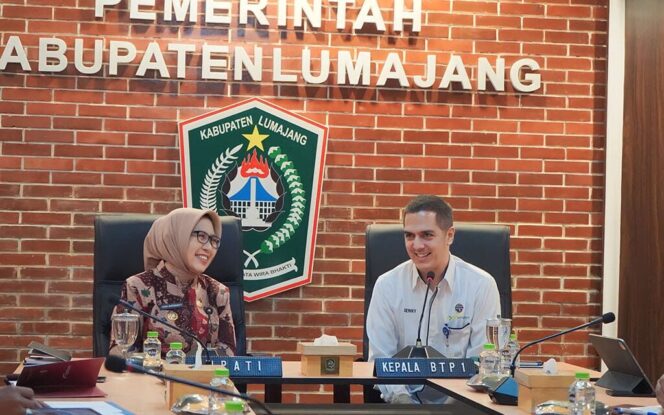 
					Bupati Indah Amperawati bersama Kepala Balai Teknik Perkeretaapian (BTP) Kelas I Surabaya, Denny Michels Adlan. (Foto Istimewa.