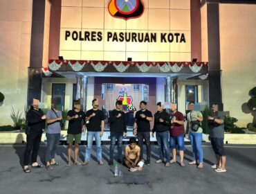 Terduga pelaku penganiayaan terhadap sopir bus saat diamankan.