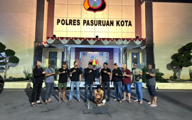 
					Terduga pelaku penganiayaan terhadap sopir bus saat diamankan.