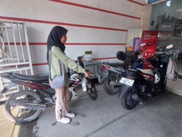 KEMALINGAN: Warga menunjukkan lokasi motor siswa magang di toko komputer di Jalan Sunan Ampel Kota Probolinggo yang raib digondol maling. (Foto: Hafiz Rozani).
