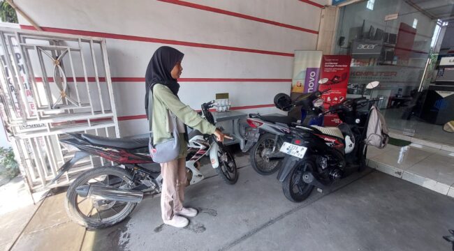 KEMALINGAN: Warga menunjukkan lokasi motor siswa magang di toko komputer di Jalan Sunan Ampel Kota Probolinggo yang raib digondol maling. (Foto: Hafiz Rozani).
