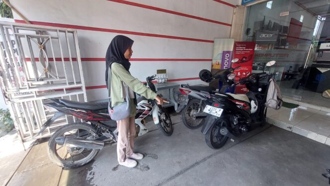
					KEMALINGAN: Warga menunjukkan lokasi motor siswa magang di toko komputer di Jalan Sunan Ampel Kota Probolinggo yang raib digondol maling. (Foto: Hafiz Rozani).
