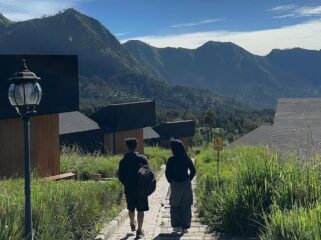 MENGGELIAT: Aktifitas pengunjung di penginapan area kawasan Gunung Bromo. (foto: IG alvrf).