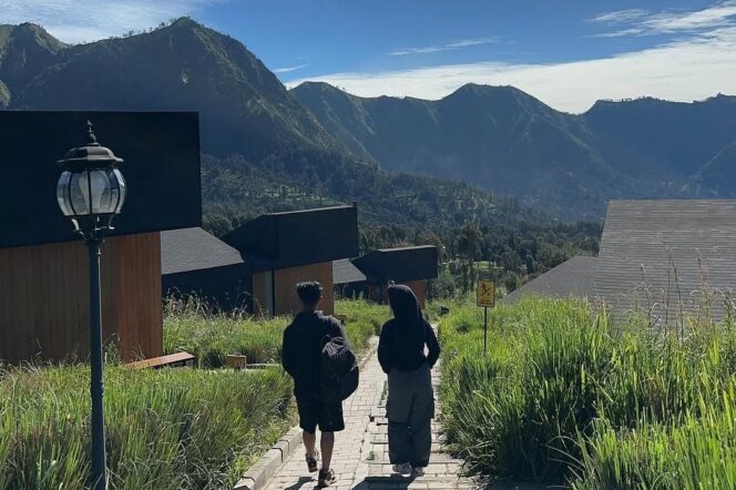 
					MENGGELIAT: Aktifitas pengunjung di penginapan area kawasan Gunung Bromo. (foto: IG alvrf).
