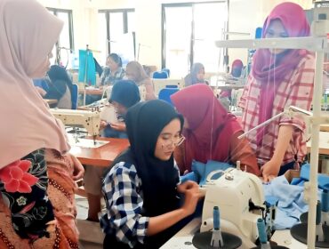 Pemerintah Kabupaten (Pemkab) Lumajang berupaya untuk memberikan pembinaan dan pelatihan keterampilan sebagai langkah strategis untuk menekan angka keberangkatan Pekerja Migran Indonesia (PMI) secara non-prosedural.