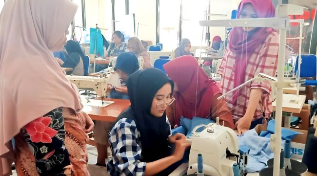 Pemerintah Kabupaten (Pemkab) Lumajang berupaya untuk memberikan pembinaan dan pelatihan keterampilan sebagai langkah strategis untuk menekan angka keberangkatan Pekerja Migran Indonesia (PMI) secara non-prosedural.