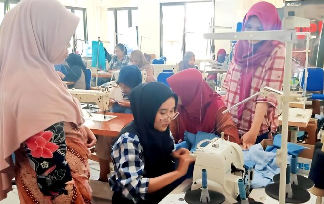 
					Pemerintah Kabupaten (Pemkab) Lumajang berupaya untuk memberikan pembinaan dan pelatihan keterampilan sebagai langkah strategis untuk menekan angka keberangkatan Pekerja Migran Indonesia (PMI) secara non-prosedural.