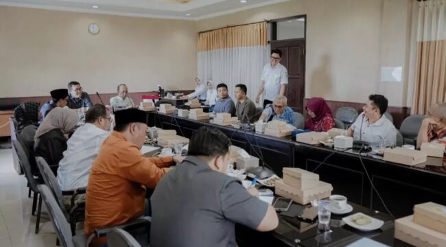 DPRD Lumajang menggelar rapat kerja bersama pihak perusahaan dan instansi terkait, sekaligus melakukan peninjauan lapangan.