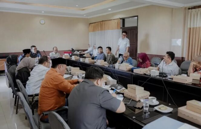 
					DPRD Lumajang menggelar rapat kerja bersama pihak perusahaan dan instansi terkait, sekaligus melakukan peninjauan lapangan.