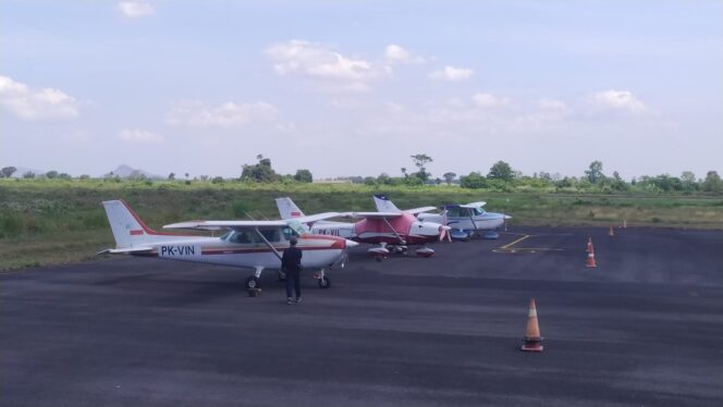 
					SIAP TERBANG: Sejumlah pesawat komersil parkir di Bandara Notohadinegoro Jember, yang akan Soft Launching pada 17 Agustus 2025. (Foto: M. Abd Rozaq Mubarok).
