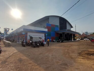 SENTRA KULINER: Kondisi Pusat Kuliner Gor A. Yani Kota Probolinggo yang baru diresmikan. (foto: Hafiz Rozani).
