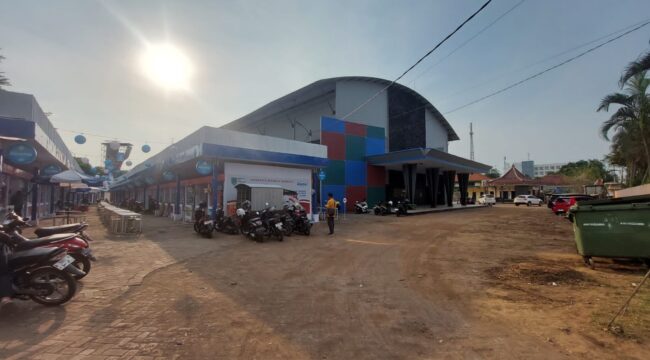 SENTRA KULINER: Kondisi Pusat Kuliner Gor A. Yani Kota Probolinggo yang baru diresmikan. (foto: Hafiz Rozani).
