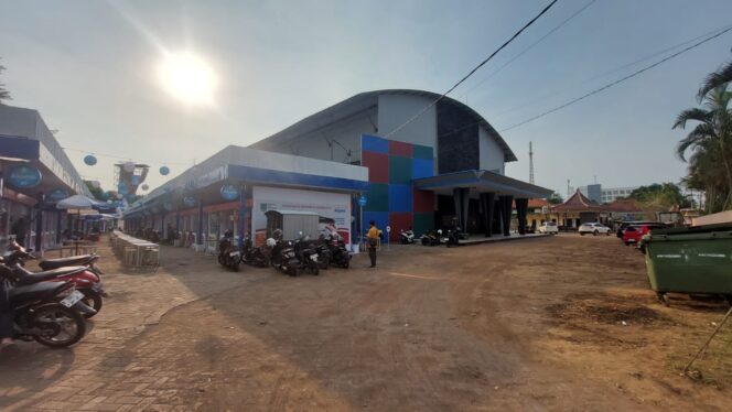 
					SENTRA KULINER: Kondisi Pusat Kuliner Gor A. Yani Kota Probolinggo yang baru diresmikan. (foto: Hafiz Rozani).

