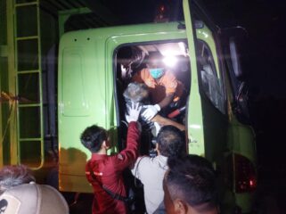 EVAKUASI: Polisi mengevakuasi jasad Slamin, sopir truk yang ditemukan tewas di Jalan Anggrek, Kota Probolinggo. (Foto: Hafiz Rozani).