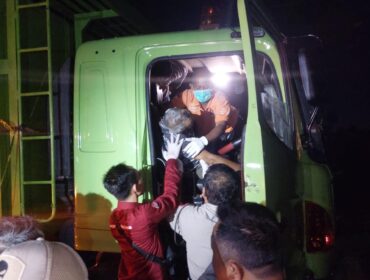 EVAKUASI: Polisi mengevakuasi jasad Slamin, sopir truk yang ditemukan tewas di Jalan Anggrek, Kota Probolinggo. (Foto: Hafiz Rozani).