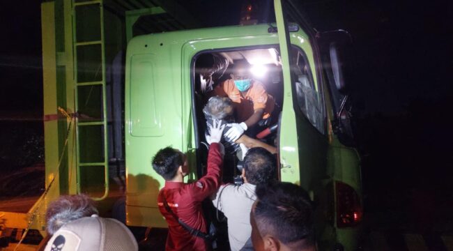 EVAKUASI: Polisi mengevakuasi jasad Slamin, sopir truk yang ditemukan tewas di Jalan Anggrek, Kota Probolinggo. (Foto: Hafiz Rozani).
