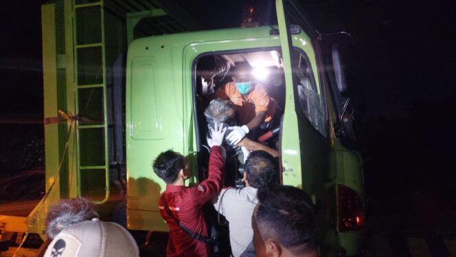 
					EVAKUASI: Polisi mengevakuasi jasad Slamin, sopir truk yang ditemukan tewas di Jalan Anggrek, Kota Probolinggo. (Foto: Hafiz Rozani).