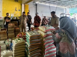 Satgas Pangan Polresta Pasuruan memeriksa stok beras.