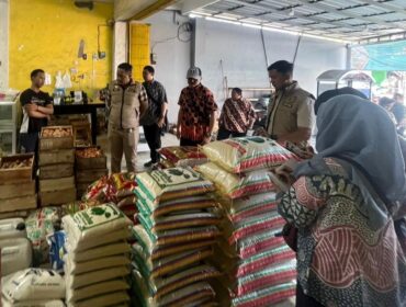 Satgas Pangan Polresta Pasuruan memeriksa stok beras.