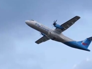 SIAP TERBANG: Pesawat ATR 72-500 milik maskapai Fly Jaya yang akan melayani penerbangan di Bandara Notohadinegoro Jember. (Foto: M. Abd. Rozak Mubarok)
