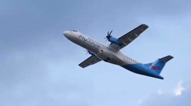 SIAP TERBANG: Pesawat ATR 72-500 milik maskapai Fly Jaya yang akan melayani penerbangan di Bandara Notohadinegoro Jember. (Foto: M. Abd. Rozak Mubarok)