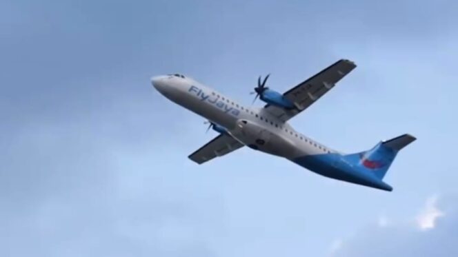 
					SIAP TERBANG: Pesawat ATR 72-500 milik maskapai Fly Jaya yang akan melayani penerbangan di Bandara Notohadinegoro Jember. (Foto: M. Abd. Rozak Mubarok)